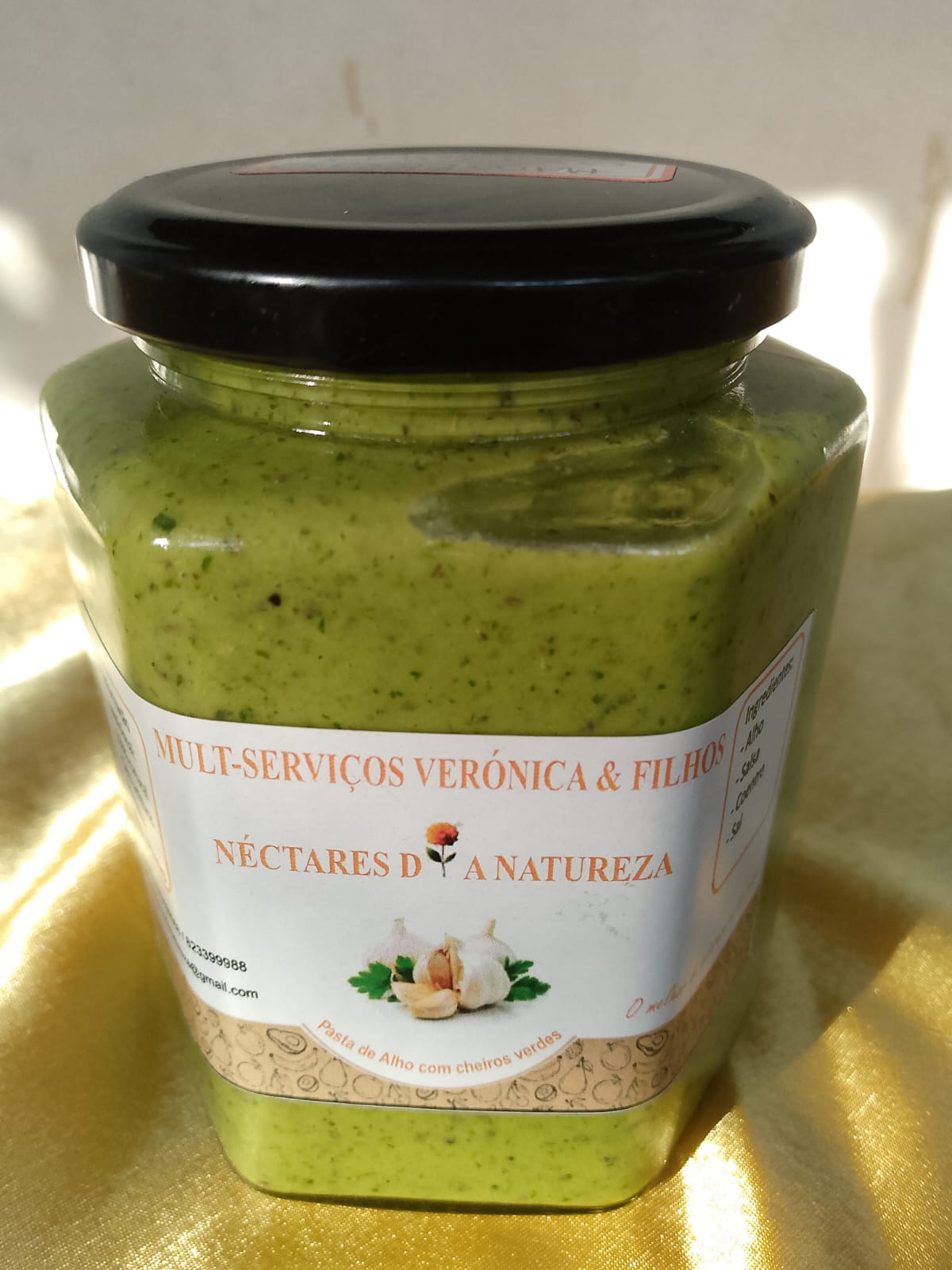 Alho com cheiros verdes